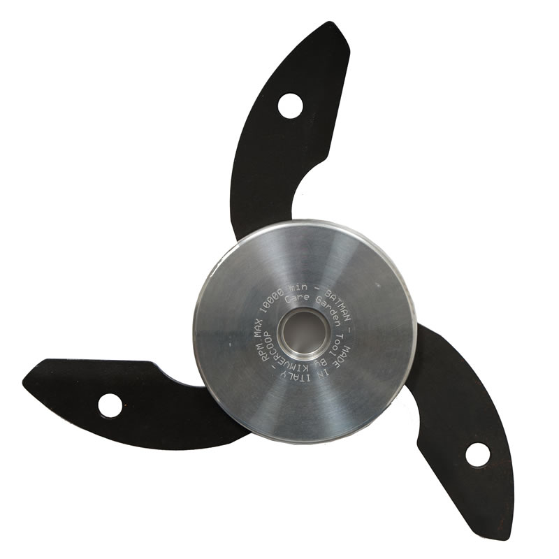 Cabezal Batman para desbrozadora. Accesorio de jardinería con cuchillas negras y disco central metálico.