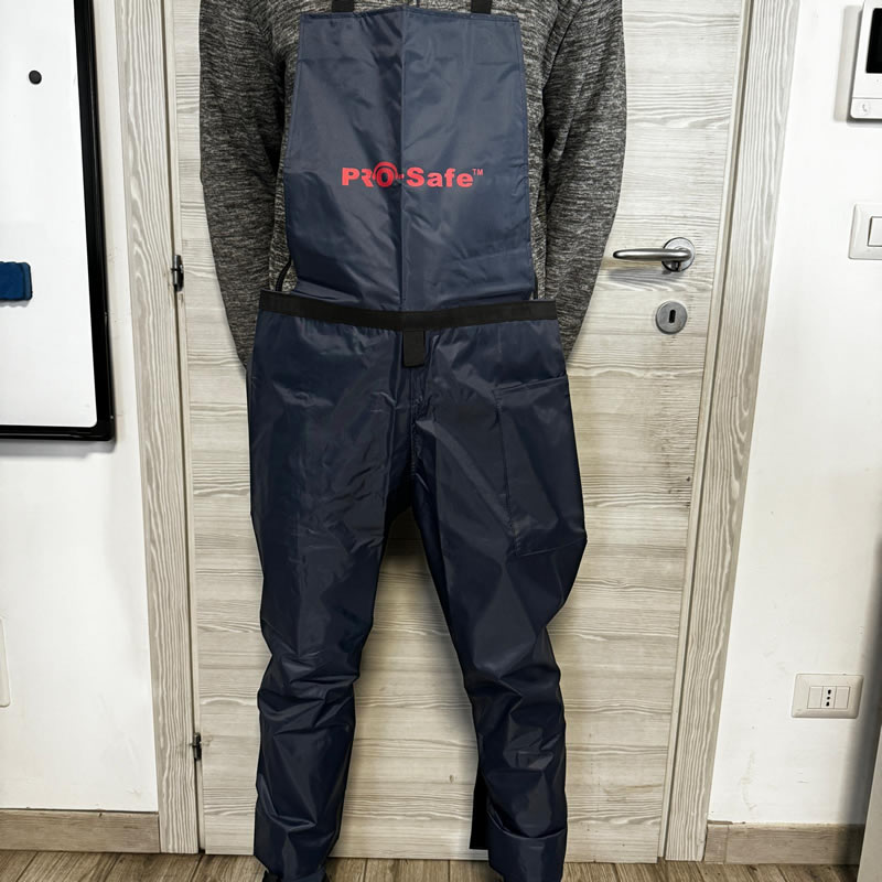 Mono de trabajo azul marino para desbrozadora con peto y tirantes. Ropa de protección laboral.