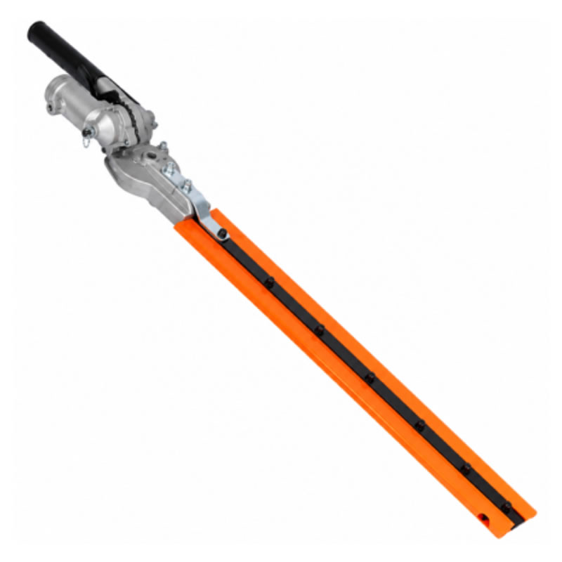 Accesorio cortasetos con funda protectora naranja alargada y mecanismo de engranaje metálico para desbrozadora.
